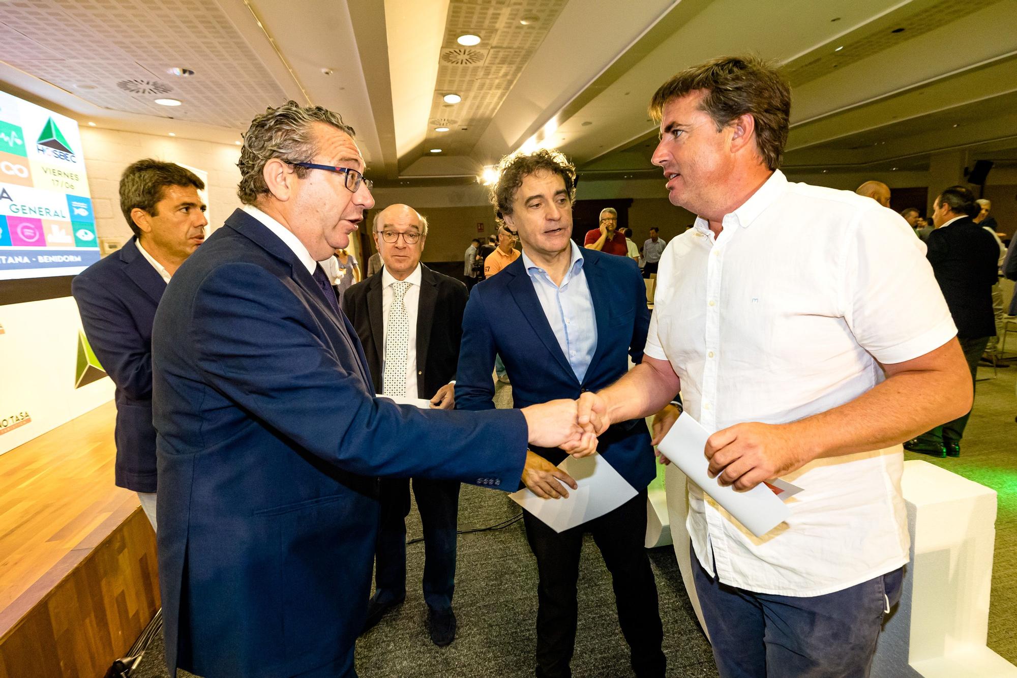 Algunos conocían la noticia y otros la han conocido durante el tradicional discurso. Toni Mayor, presidente de Hosbec, dejará de serlo tras 14 años en el cargo. Mayor lo ha anunciado antes un auditorio lleno y durante la asamblea anual de la entidad turística celebrada este viernes en Benidorm.