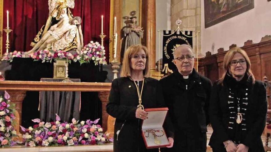 La presidenta de la cofradía, con la Medalla de Oro de la provincia, el obispo y la presidenta de la Diputación.