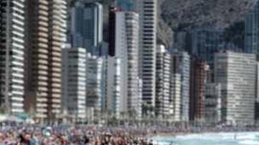 Turistas en la playa de Levante de Benidorm, este verano.