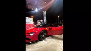 Lo que Memphis Depay se gastó en un Ferrari lo ahorra en gasolina: pillado repostando en la estación más barata de Madrid