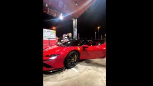 El Ferrari de Memphis Depay, en la gasolinera más barata de Madrid.