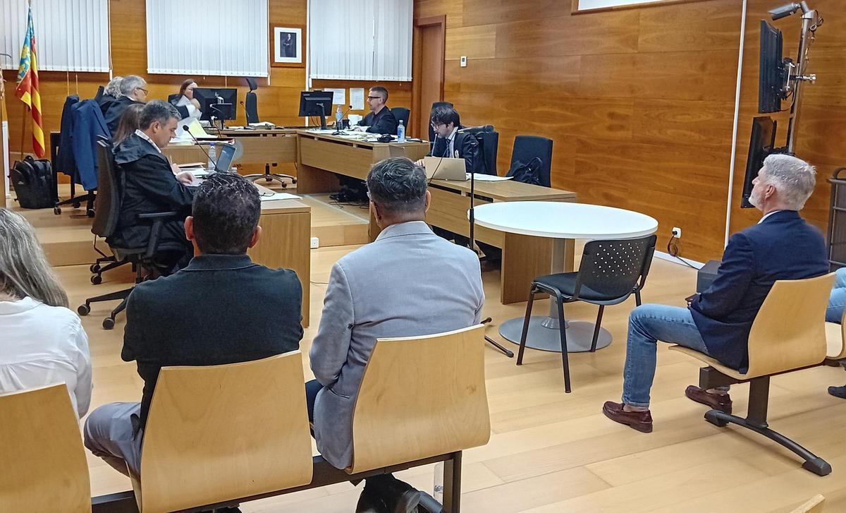 Pepe Vegara, a la derecha, antes del inicio de la sesión