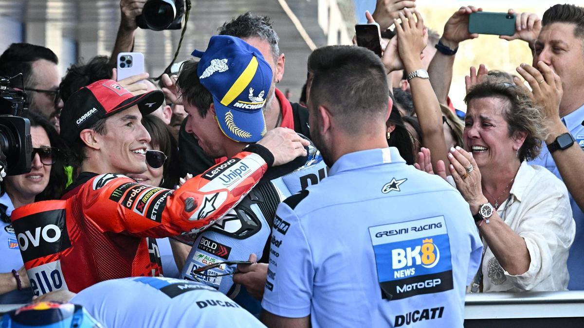 Roser Alentá, madre de Marc y Àlex Márquez, contempla, emocionada el saludo de sus dos hijos, en Jerez.
