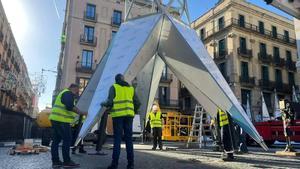 Montaje de la estrella que se está haciendo en la plaza Sant Jaume de Barcelona