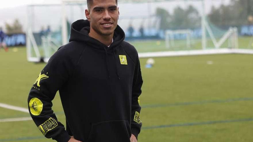 El lateral uruguayo Lucas Olaza, en las instalacioens deportivas de A Madroa. // Ricardo Grobas