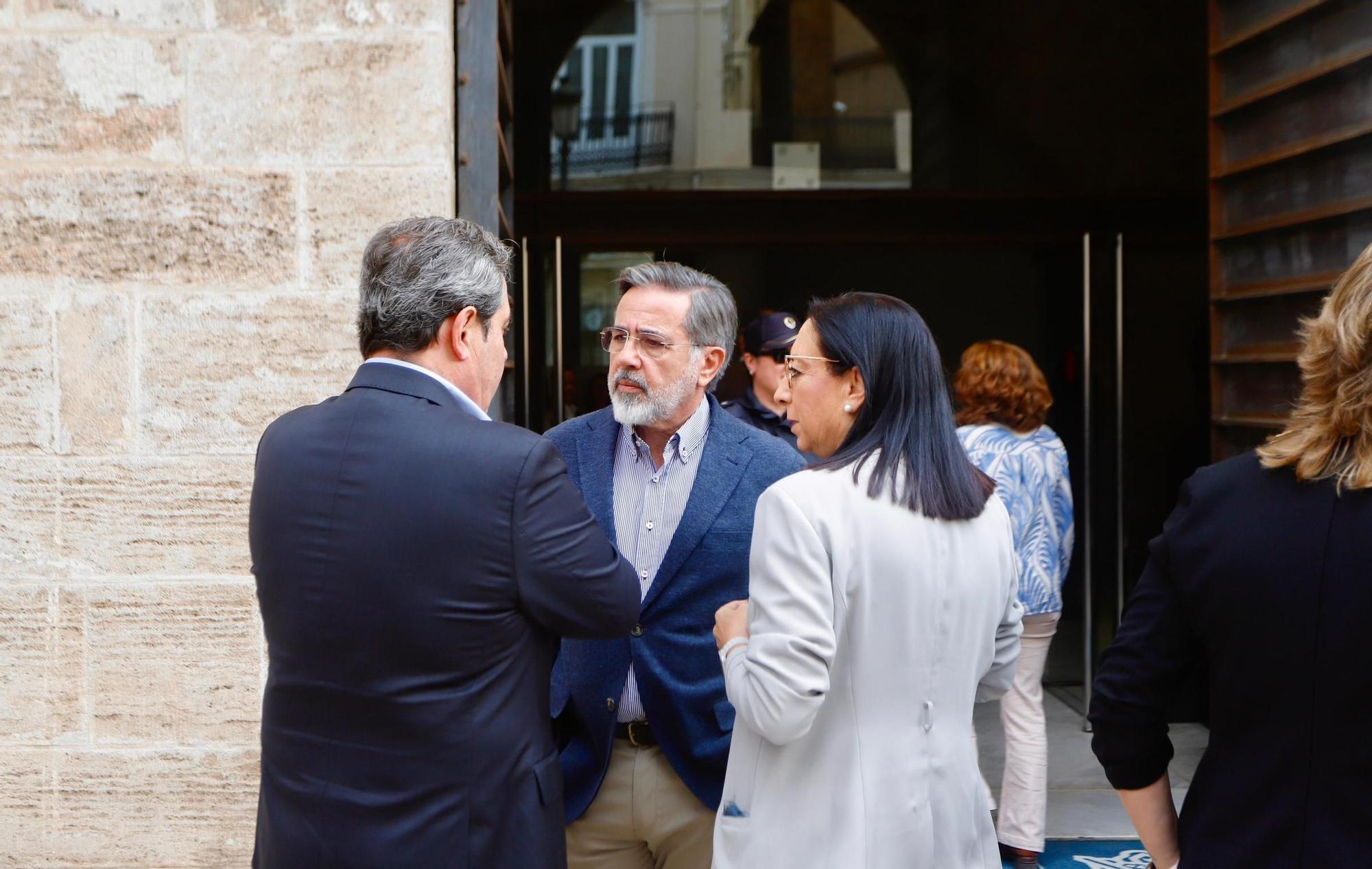 Minuto de silencio en les Corts Valencianes por la última mujer asesinada por violencia machista en Alicante
