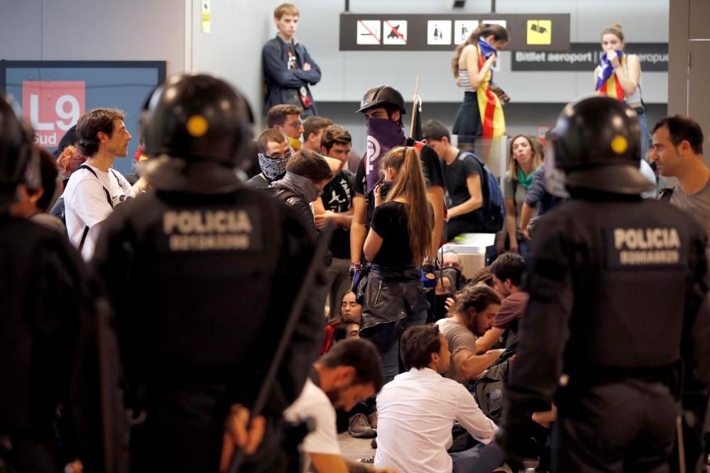 Els manifestants concentras a l'aeroport