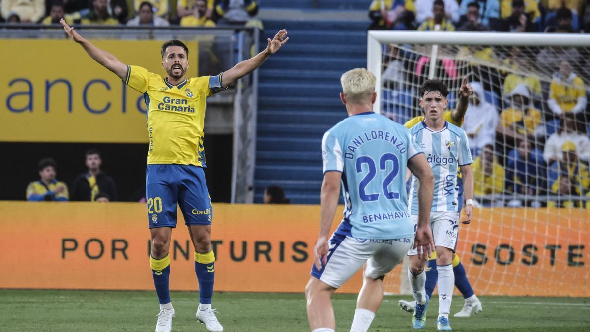 Kirian Rodríguez levanta los brazos en señal de protesta en el partido ante el Málaga.