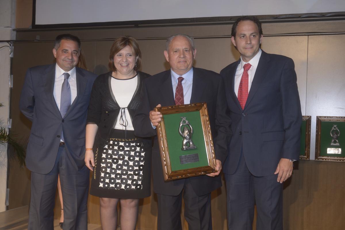 Enrique Pardo Tirado junto a sus hijos en la gala de 'Empresa del año de Mediterráneo'