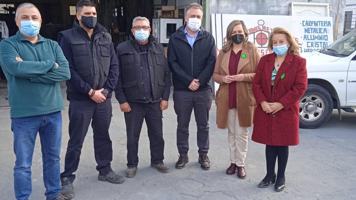 Los empresarios posan en la empresa con la senadora María Jesús Serrano.