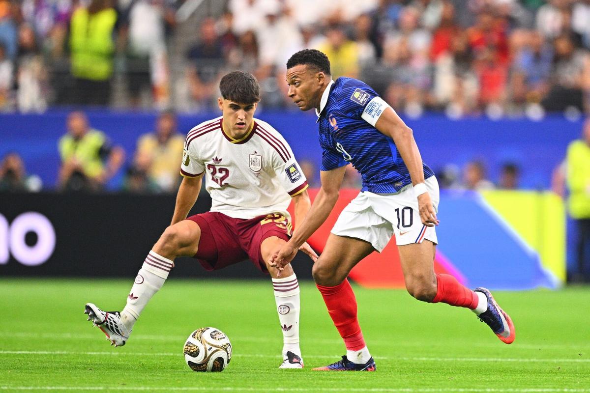 Mbappé conduce un balón en presencia de Cubarsí.