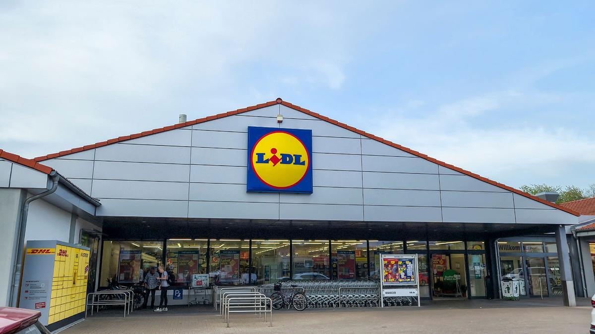 Colas en Lidl para adquirir el soplador de aire inalámbrico que pone fin a planchar a mano: solo tienes que apuntar a la camisa y dejar que salga el aire
