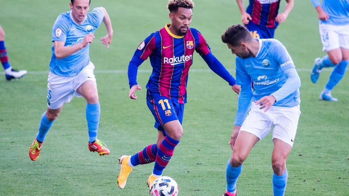 Una acción del encuentro disputado por la UD Ibiza ante el Barça B en el Estadi Johan Cruyff.