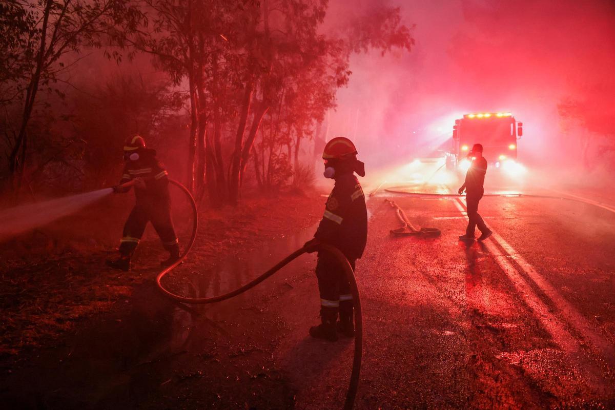 Dos grandes incencios cerca de Atenas obligan a evacuar a miles de personas