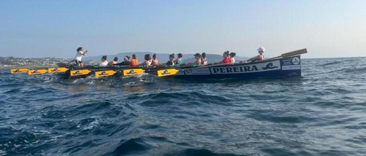La SD Tirán femenina en un entrenamiento de esta semana en aguas de Canido, en Vigo. |  // FDV