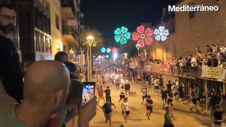 Amics del Bou füllt den Stadtplatz von Vila-real mit Enthusiasten und seinem correbou mit eingewickelten Stieren