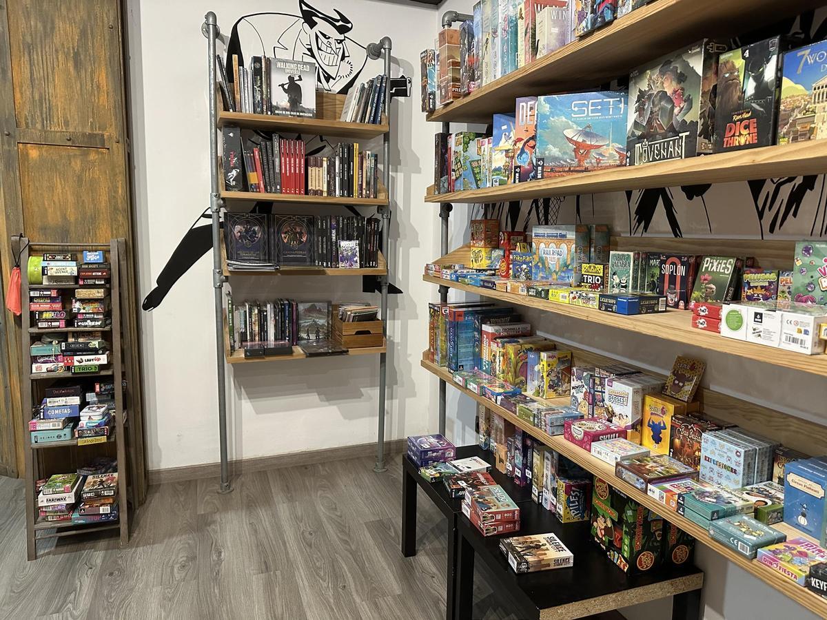 El Llano puede presumir de tener su pequeño universo friki: “Es un negocio muy especializado y la gente viene a buscarnos” El Llano puede presumir de tener su pequeño universo friki: “Es un negocio muy especializado y la gente viene a buscarnos”