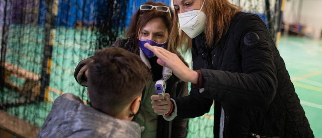 Toma de temperatura en un colegio de La Laguna tras las pasadas vacaciones de Navidad.