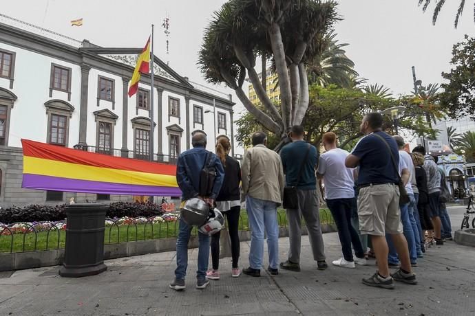 17-07-19 CANARIAS Y ECONOMIA. PARQUE DE SAN TELMO. LAS PALMAS DE GRAN CANARIA. Manifestacion, concentracion y despliegue de la bandera republicana delante del Palacio Militar. Fotos: Juan Castro.  | 17/07/2019 | Fotógrafo: Juan Carlos Castro