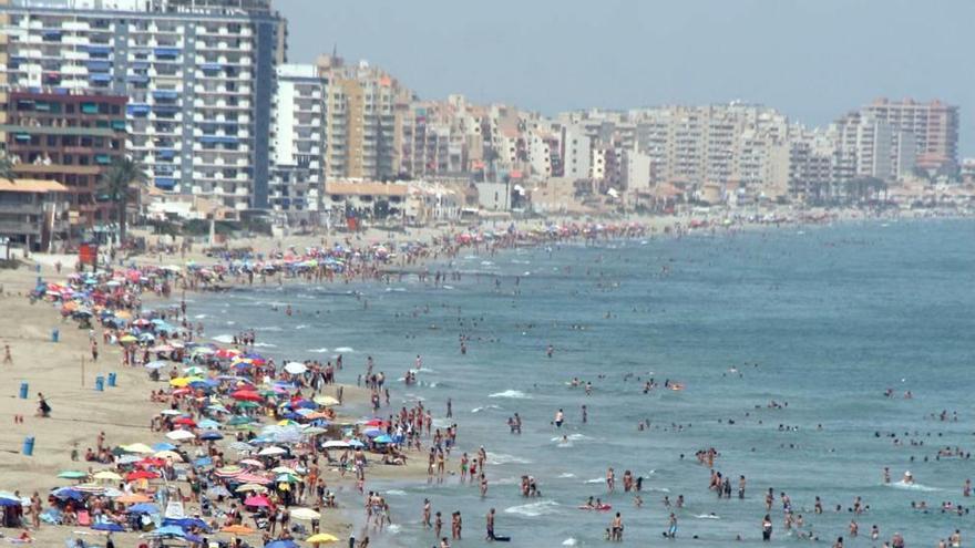 Panorámica de las playas de La Manga en un día del pasado verano.