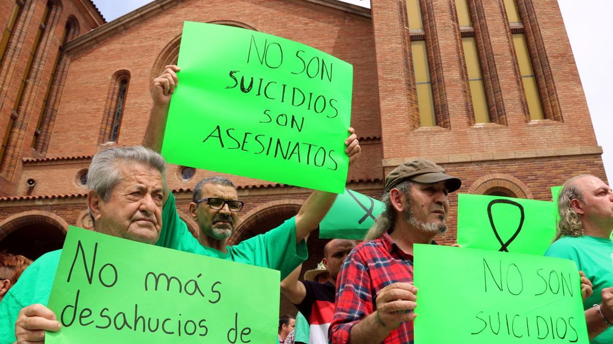 Un centenar de personas se manifiestan en Cornellà tras el suicidio de un vecino cuando iba a ser desahuciado