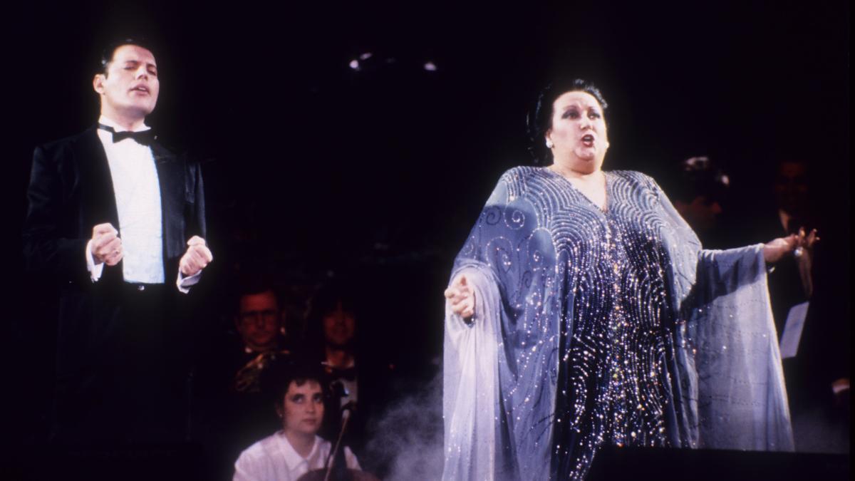 Freddie Mercury y Montserrat Caballé, sobre el escenario, interpretando 'Barcelona', todo un himno para los Juegos Olímpicos de la ciudad