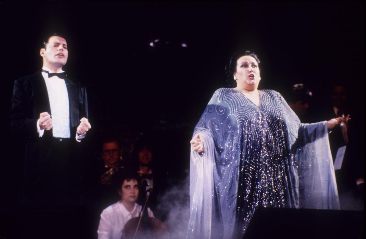 Freddie Mercury y Montserrat Caballé, sobre el escenario, interpretando Barcelona, todo un himno para los Juegos Olímpicos de la ciudad