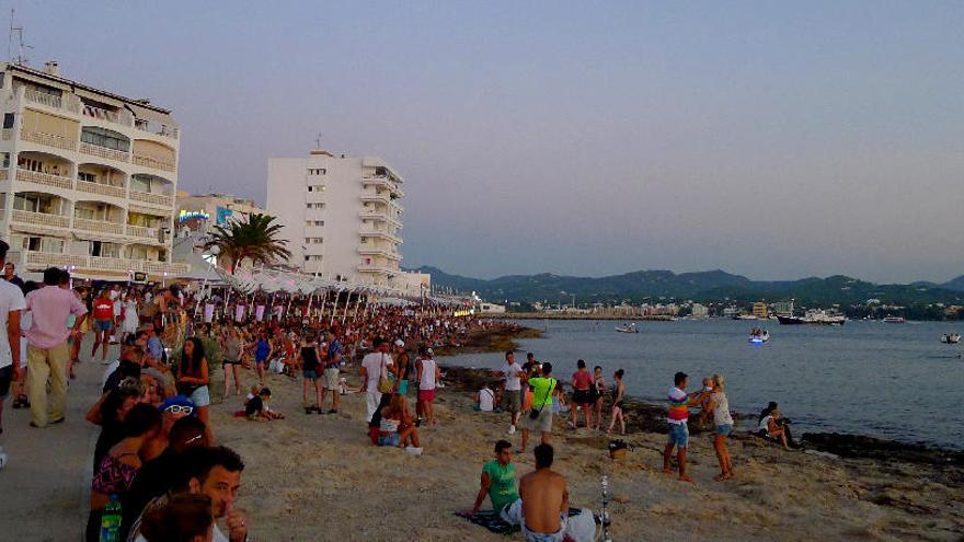 Paseo muy concurrido al atardecer