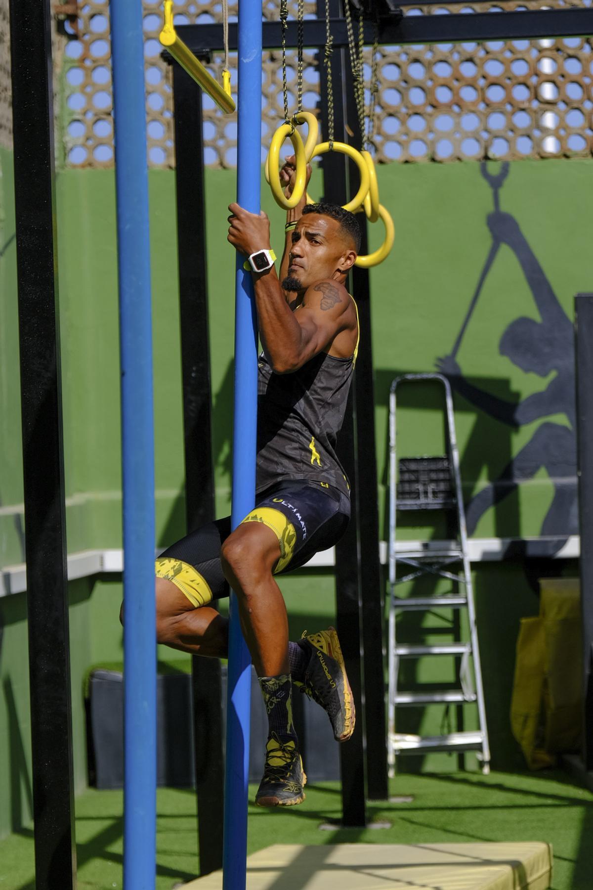 El atleta de obstáculos Azmán Mesaud