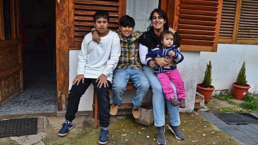 Lía Colino con sus hijos Lucio, Sebastián e Indi, protagonistas del reportaje sobre Cerezal de Sanabria. Saavedra