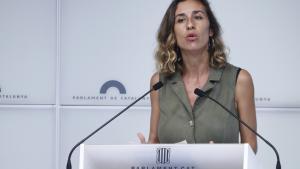 La diputada de la CUP Laia Estrada, en una rueda de prensa en el Parlament