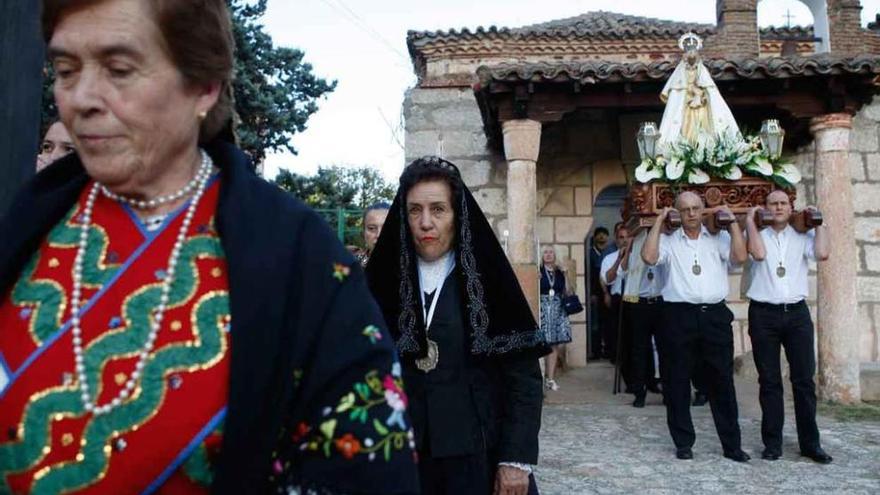 Emotividad y devoción en la procesión hasta Cristo Rey de la cofradía de Nuestra Señora de la Peña de Francia