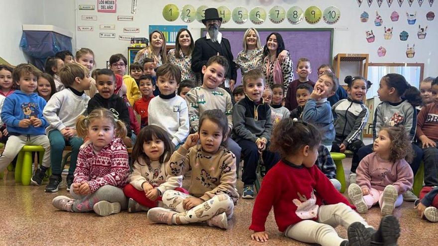 Antonio Gaudí visita a los niños y niñas del CEIP Sagrado Corazón de Zeneta