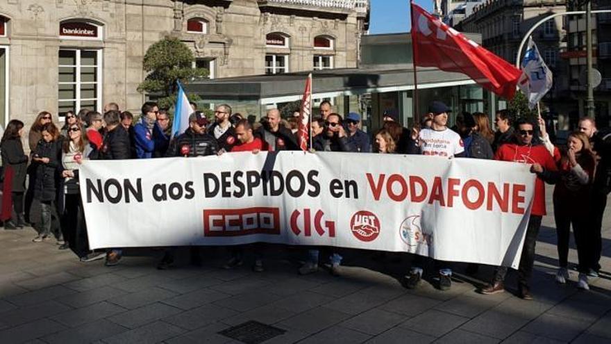 Trabajadores protestan en Vigo contra el ERE de Vodafone