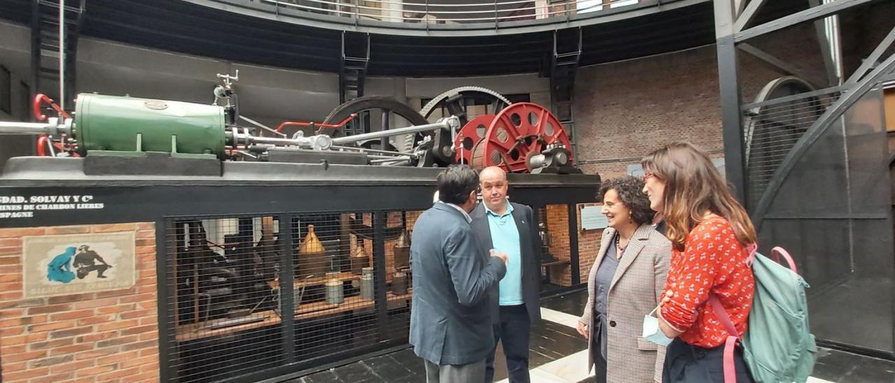 Por la derecha, Cintia Ordóñez, Berta Piñán, José Ángel Álvarez “Quirós” y Santiago González Romero, durante el recorrido por el Museo de la Minería y la Industria. | E. P.