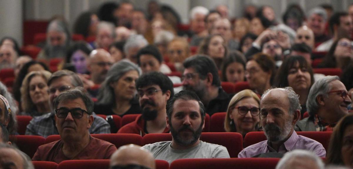 Parte del público que anoche llenó el Teatro Afundación. | Pablo H. Gamarra