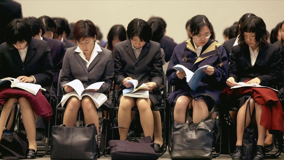 Estudiantes japonesas esperan su turno para una entrevista de trabajo