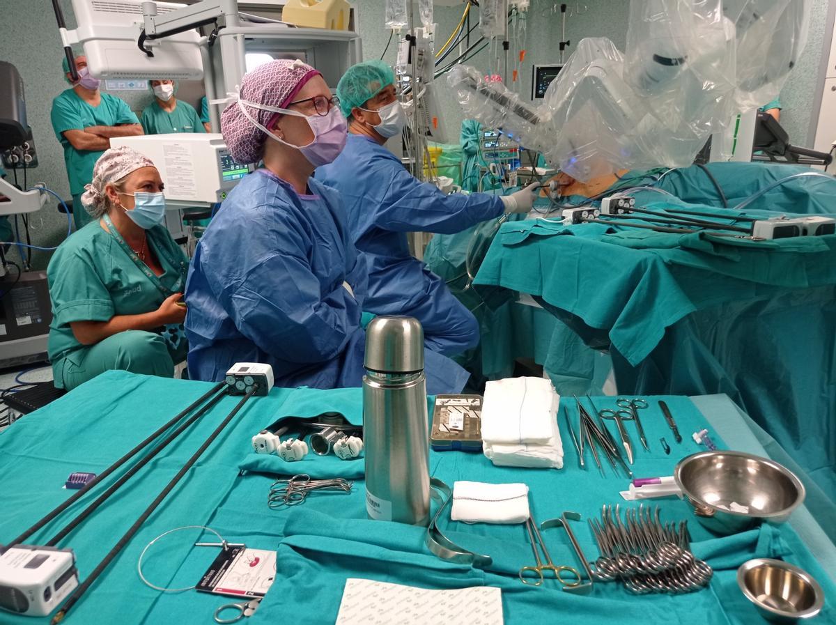 Otro equipo de Cirugía General durante una operación.
