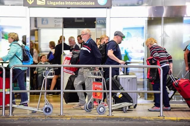 Llegada y salida de turistas en el aeropuerto