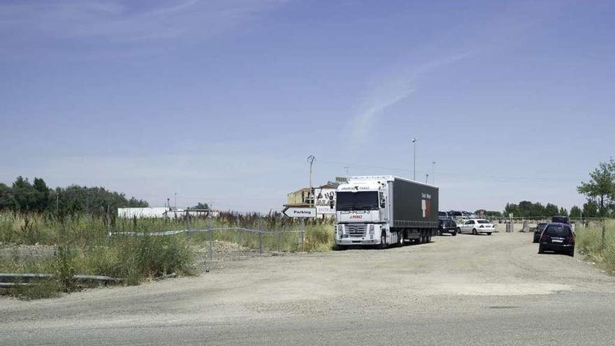 Vista general del acceso al Hostal Alameda y a la finca cerrada al tráfico por el Ayuntamiento.