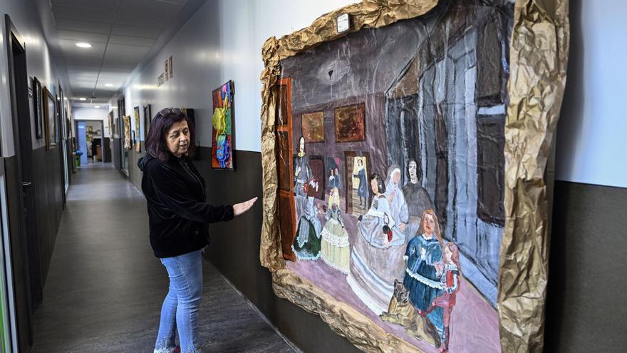 La directora del centro ante un decorado que representa el cuadro de Las Meninas. |  | CEDIDA A LNE