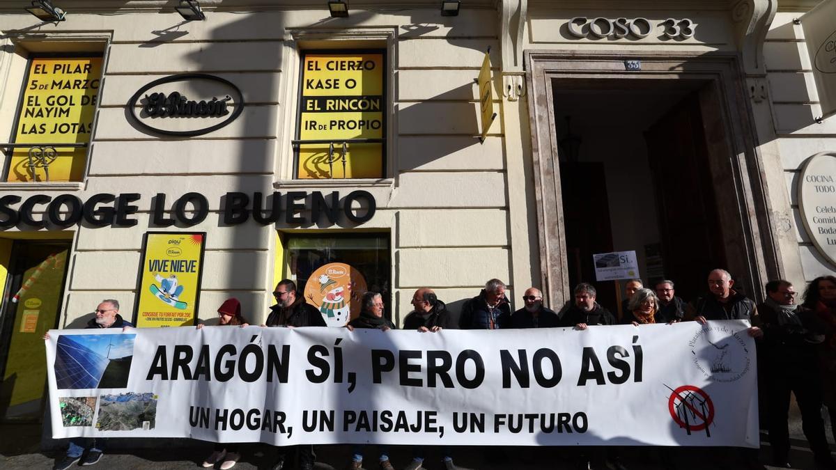 Un instante de la manifestación de Paisajes de Teruel frente a la sede de Forestalia en Zaragoza.
