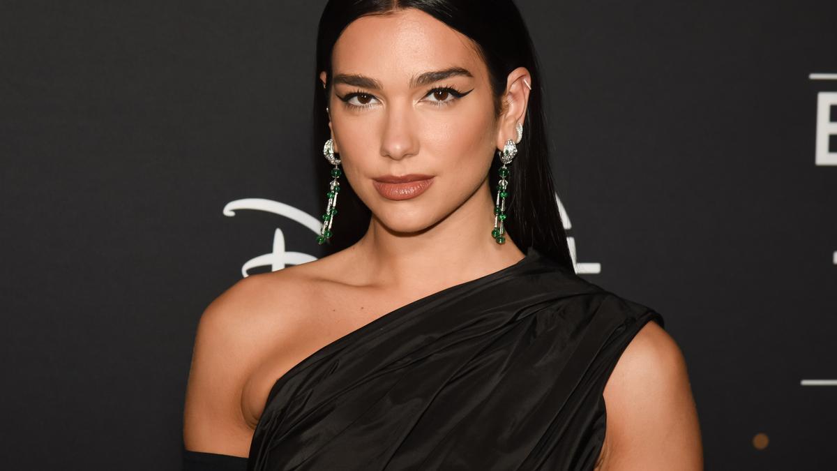 Dua lipa con vestido asimétrico negro