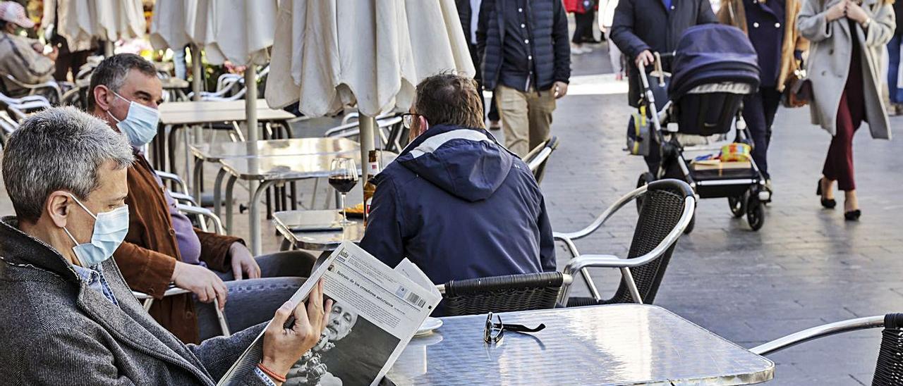 Varios clientes con mascarilla en una terraza hostelera. | LNE