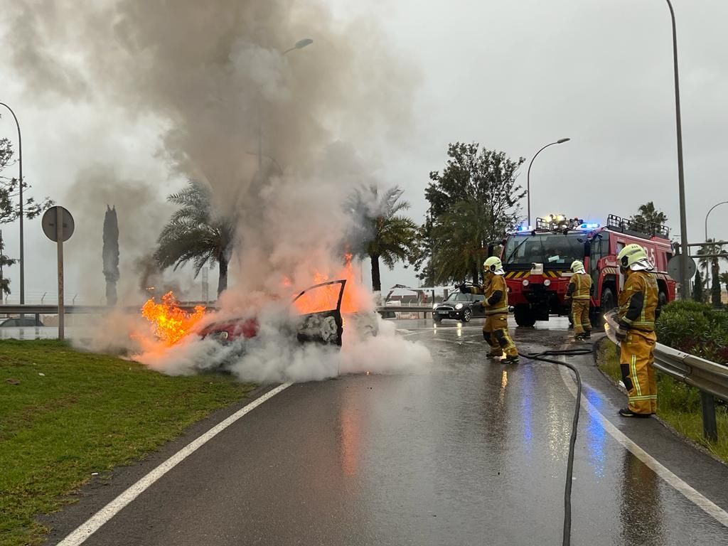 Un coche se pega fuego en la rampa del parking del aeropuerto de Palma