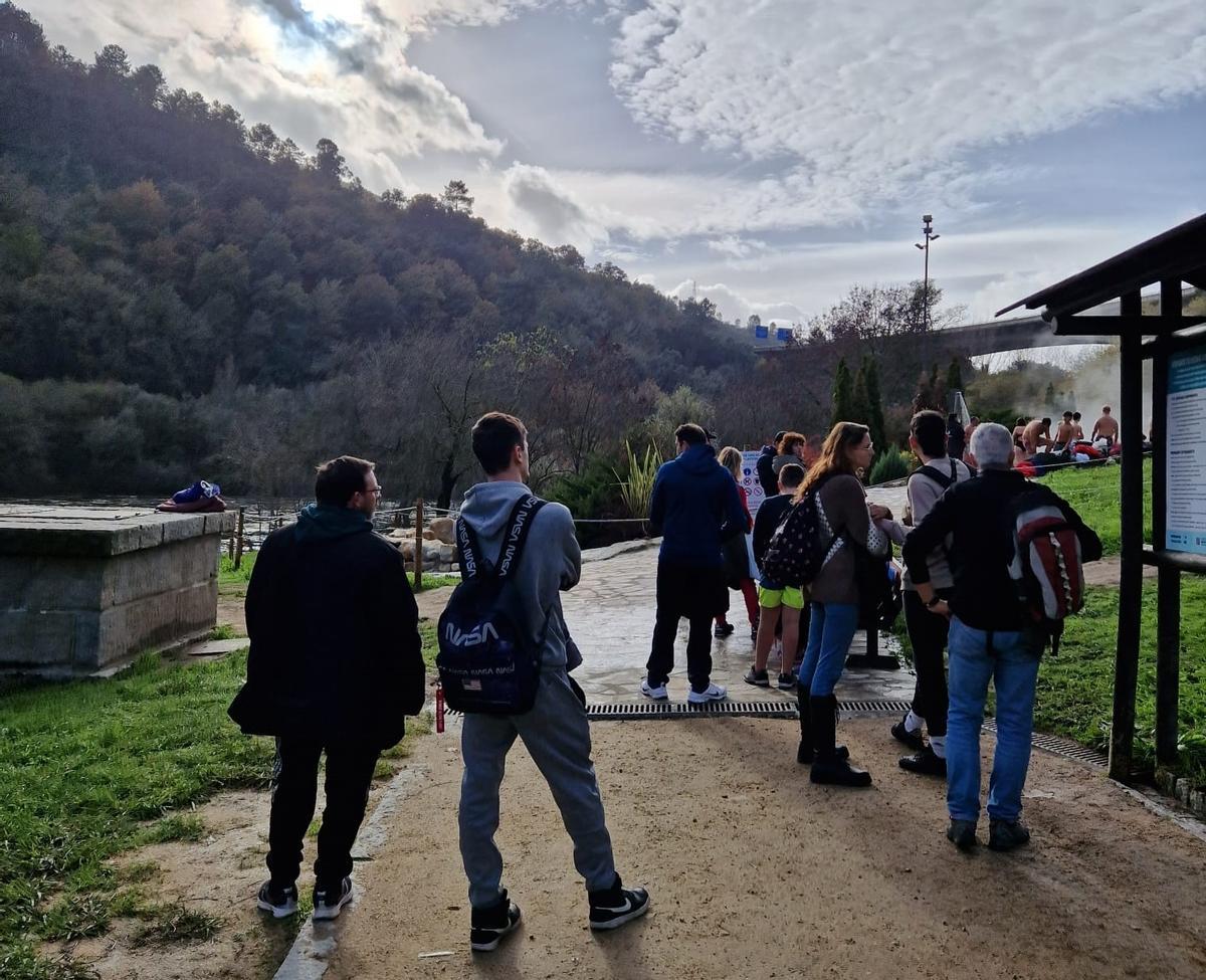 Bañistas esperando poder acceder a las termas públicas de Burga de Canedo.