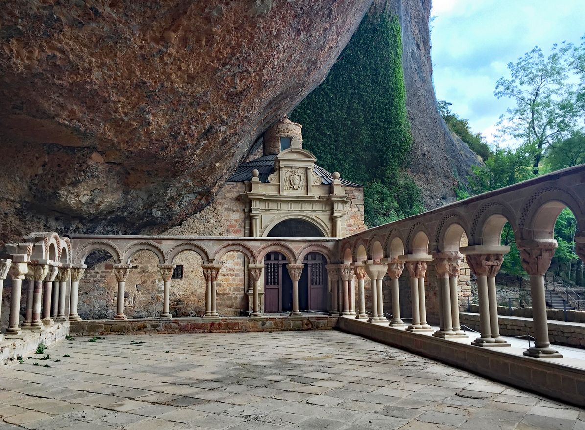 El claustro medieval es una de las joyas del templo.