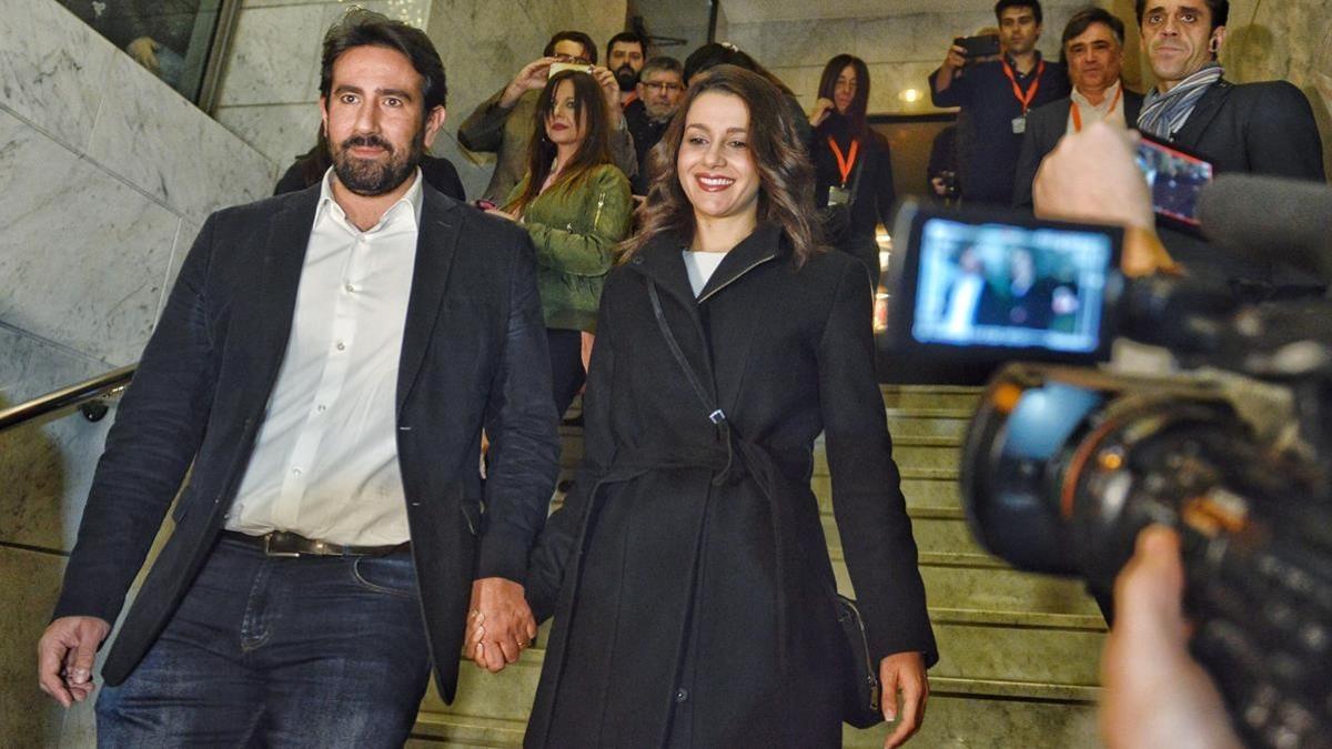 Arrimadas llega a la sede electoral de Ciutadans acompañada de su marido