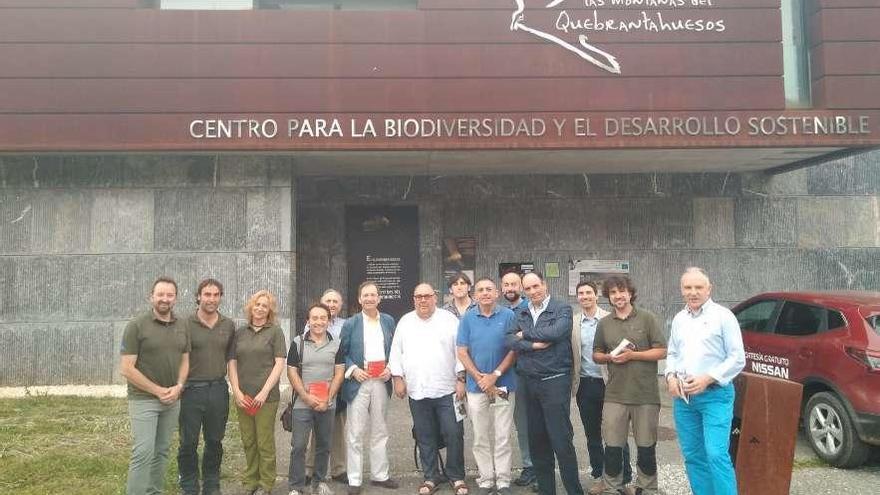 Personal de la FCQ, delante del centro Las Montañas del Quebrantahuesos, en Benia de Onís.