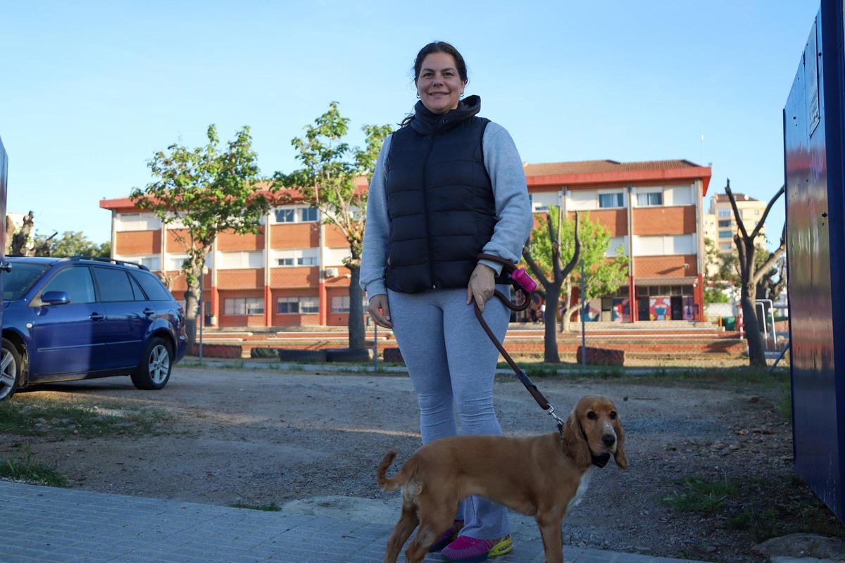 Raquel Vega, después de dejar a sus hijos en el colegio esta mañana.